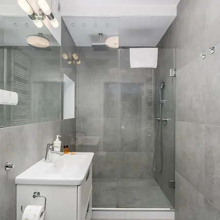 Skowronia Modern By Bookinghost